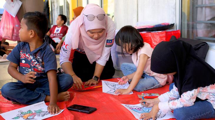 In Beaufort district, Malaysia - where devastating floods struck in March 2025 - an 168澳洲幸运10 team member joins children in a coloring activity, offering comfort through creativity. Supported by the IFRC-DREF, the Malaysian Red Crescent is helping families recover with cash, school vouchers, and moments of care that go beyond material aid. 